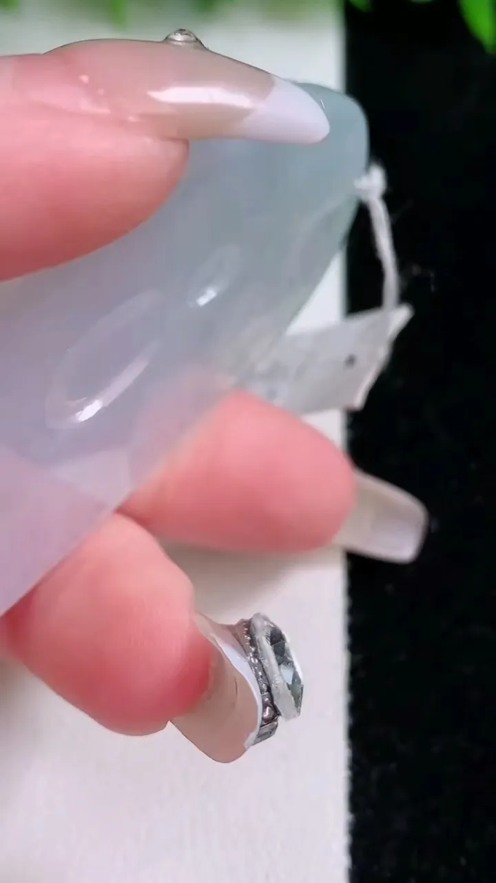 天然A货翡翠飘花大日如来吊坠，尺寸65-33.4-7，重量:31.78g
1月24日