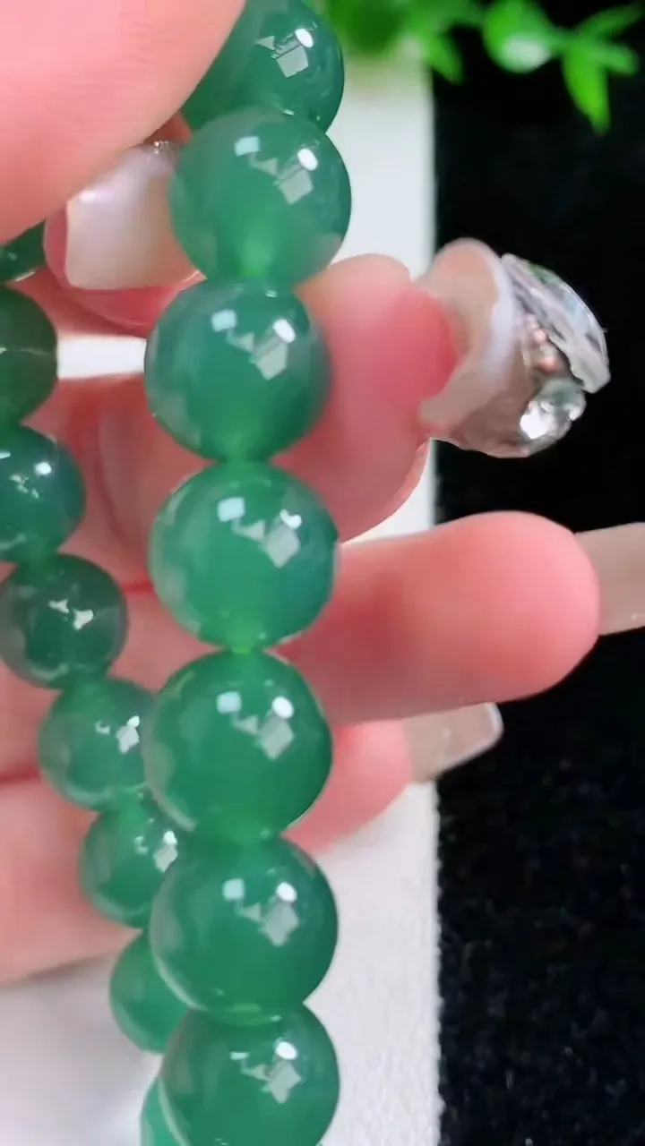 天然A货翡翠圆珠手串，尺寸9.7-19颗，重量:31.33g1月24日
工厂直销收藏佳品,种好水足，色泽均匀，有种有色，上手高大气！