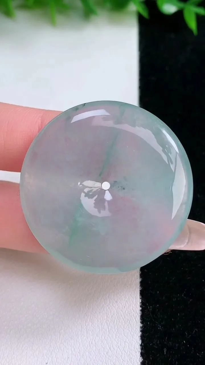 天然A货翡翠冰种飘花平安扣吊坠，尺寸37.8-5.4，重量:16.93g
1月24日