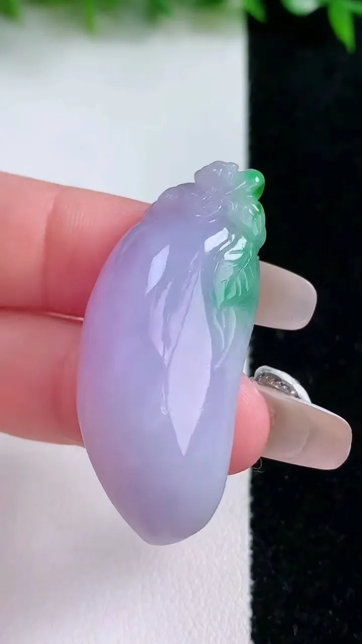 天然A货翡翠春带彩紫罗兰福瓜吊坠，尺寸41-17.7-10.5，重量:13.59g
1月24日