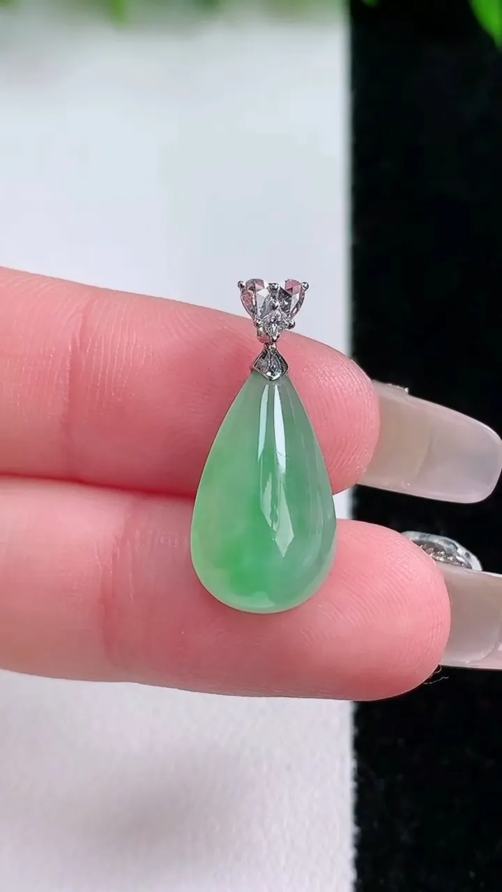 天然A货翡翠水滴吊坠，尺寸18-10.4-6，重量:1.86g
1月24日