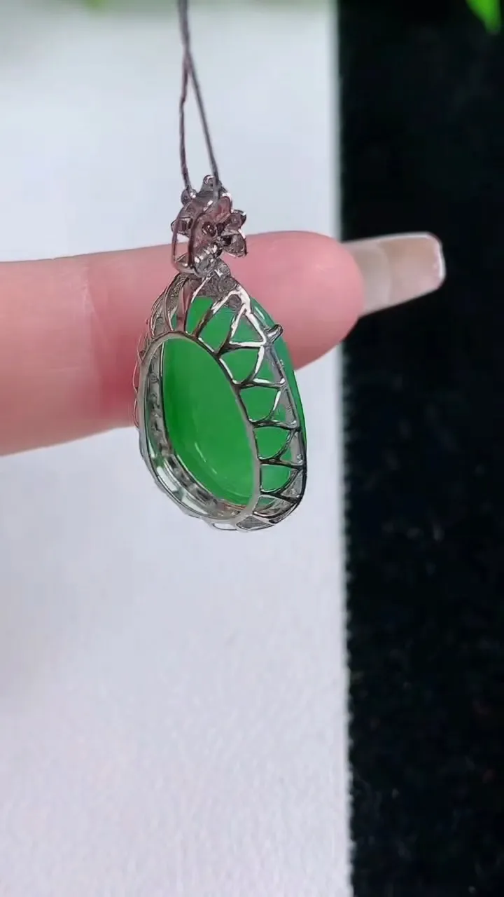 天然A货翡翠福瓜吊坠，尺寸26.3-13.3-7，裸石17-10.6重量:2.81g
1月24日