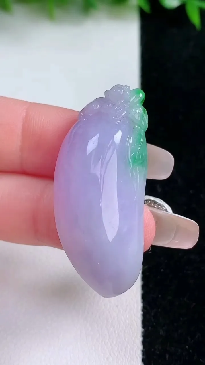 天然A货翡翠春带彩紫罗兰福瓜吊坠，尺寸41-17.7-10.5，重量:13.59g
1月24日