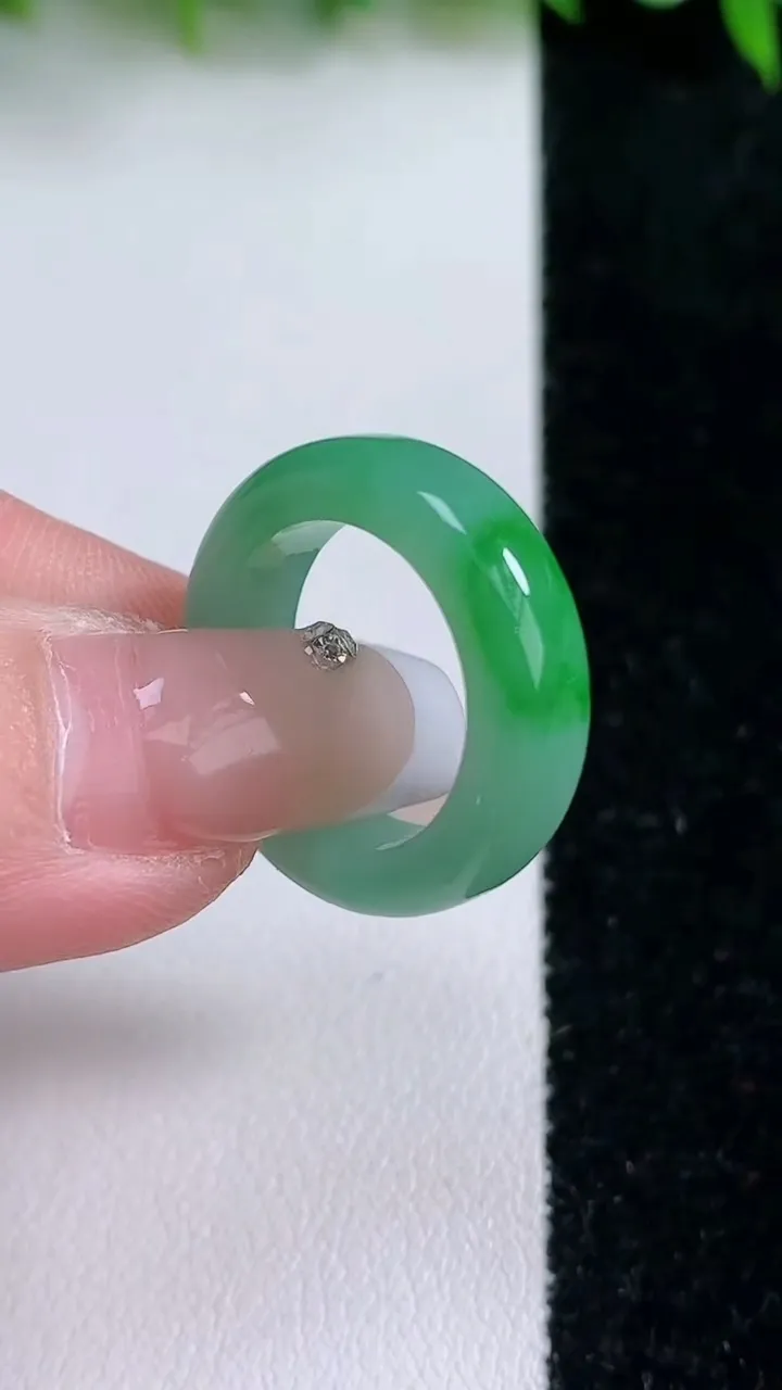天然A货翡翠指环戒指，尺寸17-6-3.7，重量:4.51g2026年1月24日
工厂直销收藏佳品,种好水足，色泽均匀，有种有色，上手高大气！