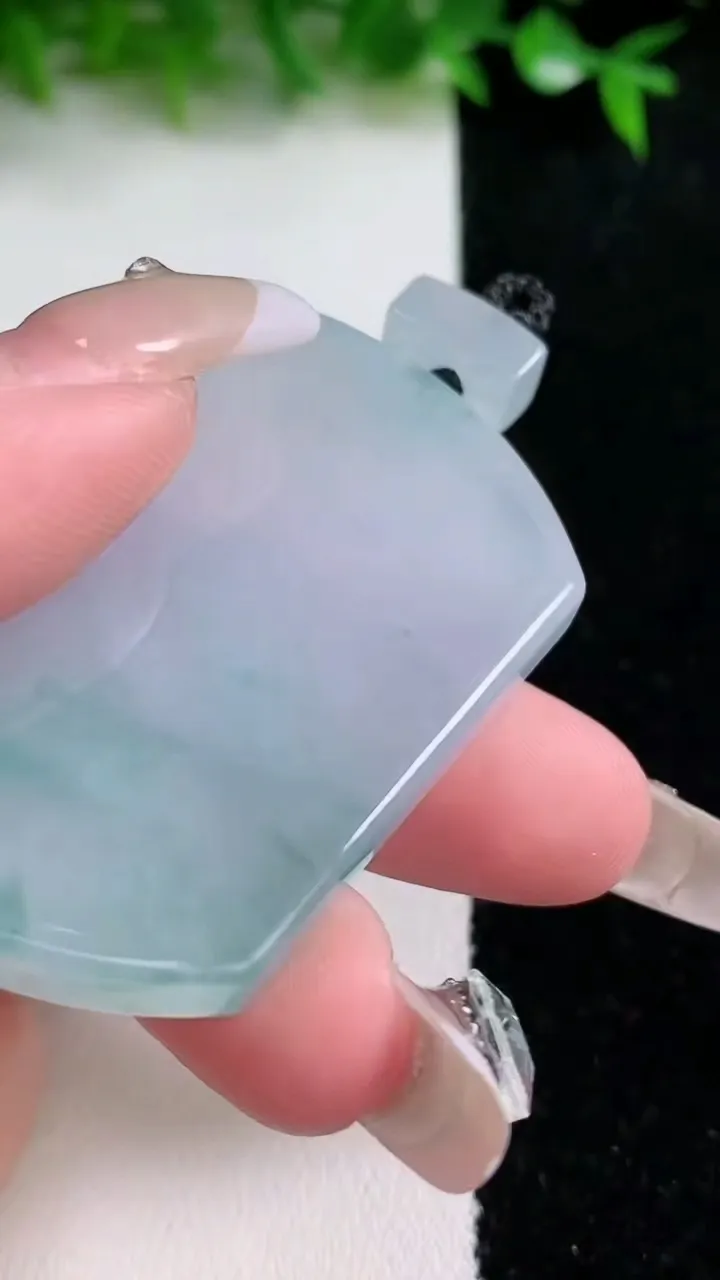 天然A货翡翠种飘花无事牌吊坠，尺寸53-40.7-5.5，重量:36.40g
1月24日