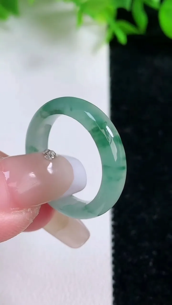 天然A货翡翠冰种飘花指环戒指，尺寸18-4.8-2.7，重量:3.35g2026年1月24日
工厂直