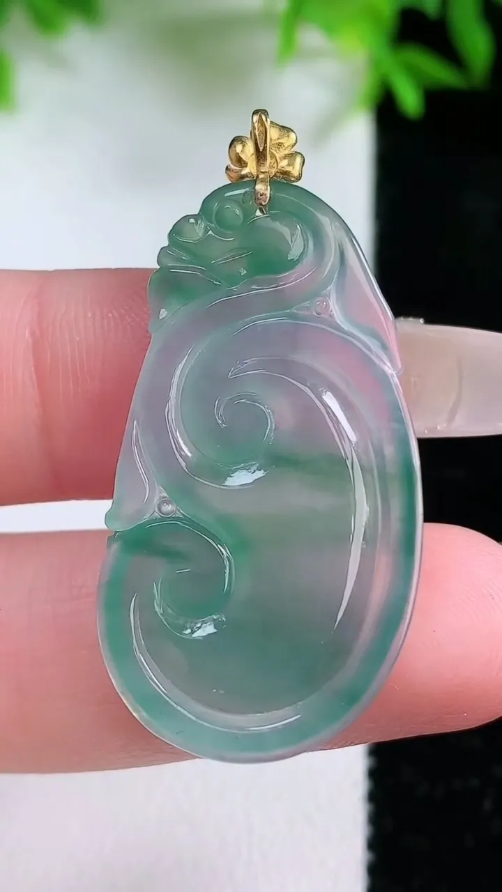 天然A货翡翠种飘花如意吊坠，尺寸34-19-2.8，重量:4.01g
1月24日