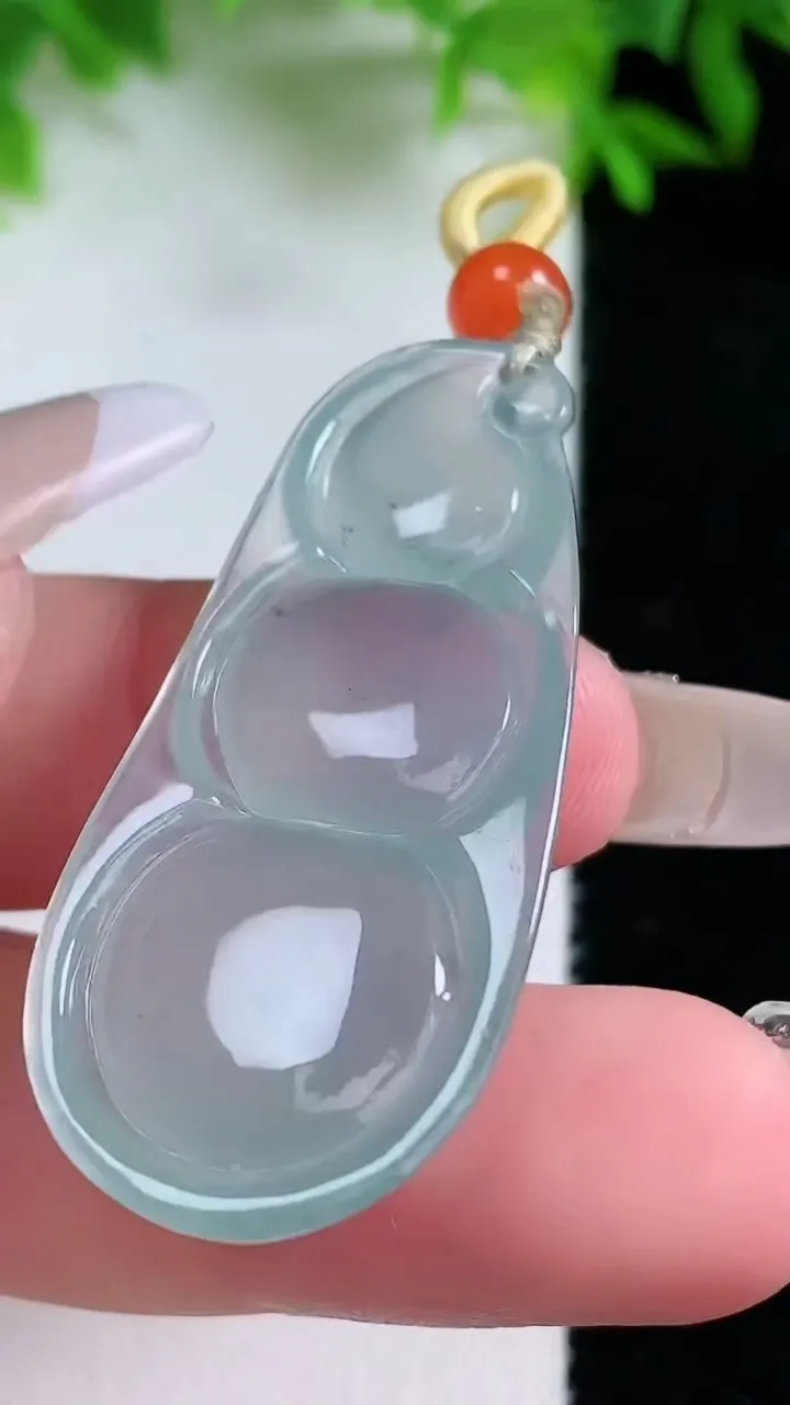 天然A货翡翠冰种飘花福豆吊坠，尺寸32.3-19-5.8，重量:8.48g
1月24日