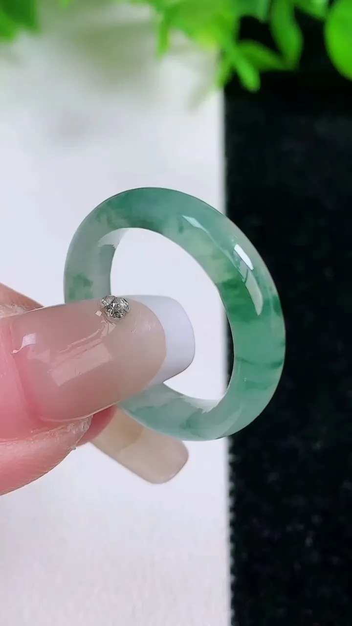 天然A货翡翠冰种飘花指环戒指，尺寸18-4.8-2.7，重量:3.35g2026年1月24日
工厂直