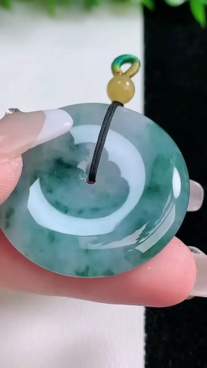 天然A货翡翠飘花平安扣吊坠，尺寸36.2-6.2，重量:16.76g
1月24日