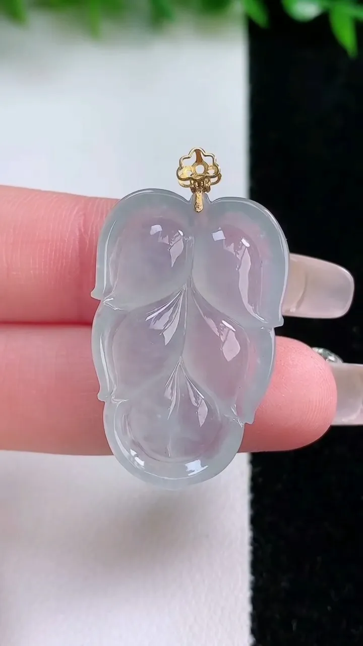 天然A货翡翠金枝玉叶 叶子吊坠，尺寸32-20.2-6，重量:7.42g
1月24日