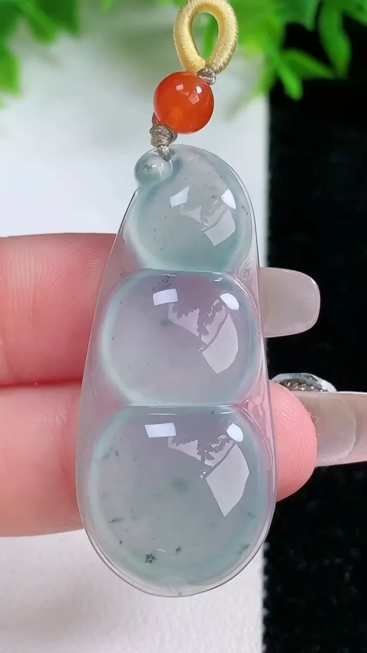 天然A货翡翠冰种飘花福豆吊坠，尺寸32.3-19-5.8，重量:8.48g
1月24日