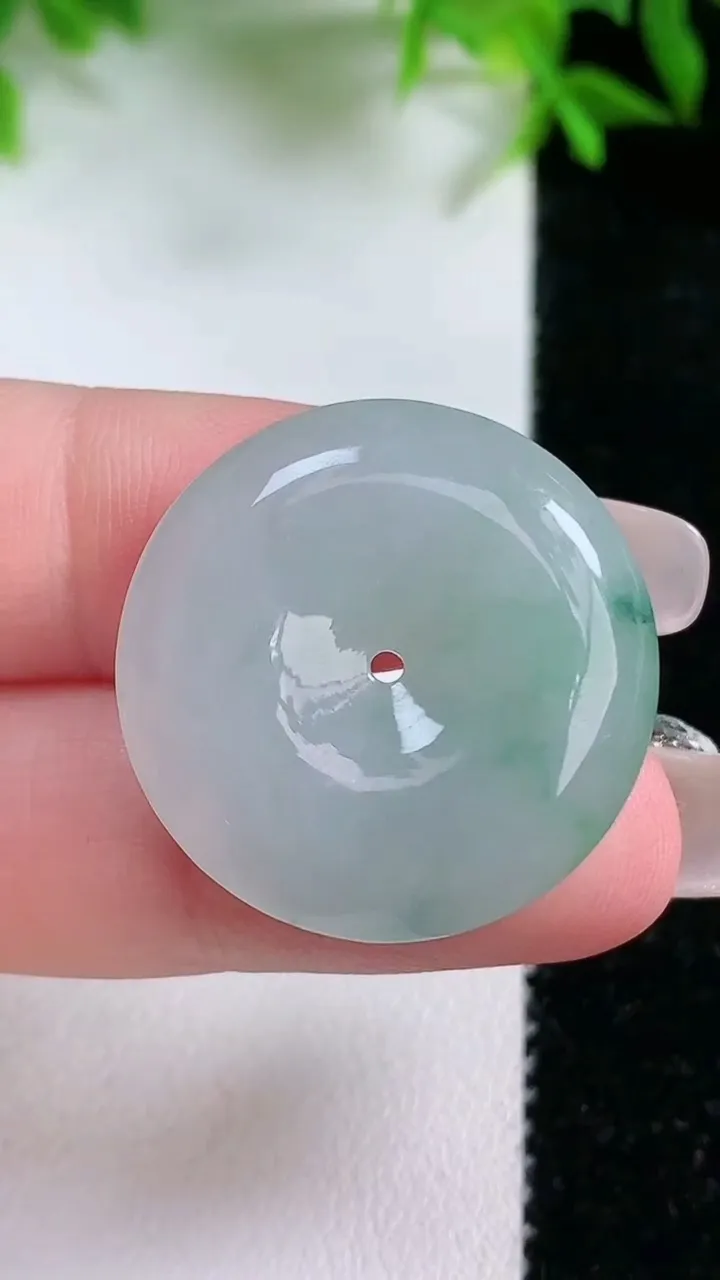 天然A货翡翠飘花平安扣吊坠，尺寸26-5.8，重量:8.21g
1月24日