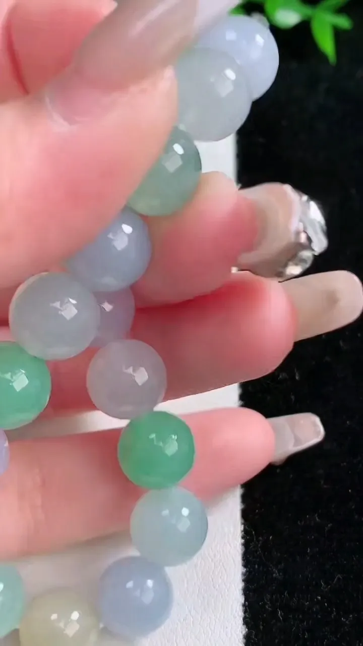 天然A货翡翠三彩圆珠手串，尺寸10-19颗，重量:33.47g1月24日
工厂直销收藏佳品,种好水足，色泽均匀，有种有色，上手高大气！