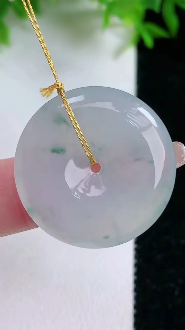 天然A货翡翠飘花平安扣吊坠，尺寸26.6-4.4，重量:10.70g
1月24日