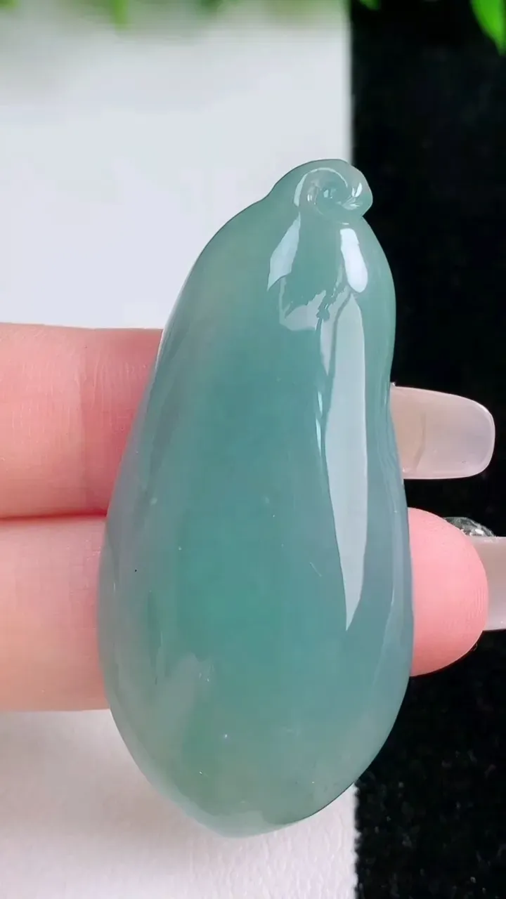 天然A货翡翠福瓜吊坠，尺寸51-23.4-7.6，重量:17.68g
1月24日