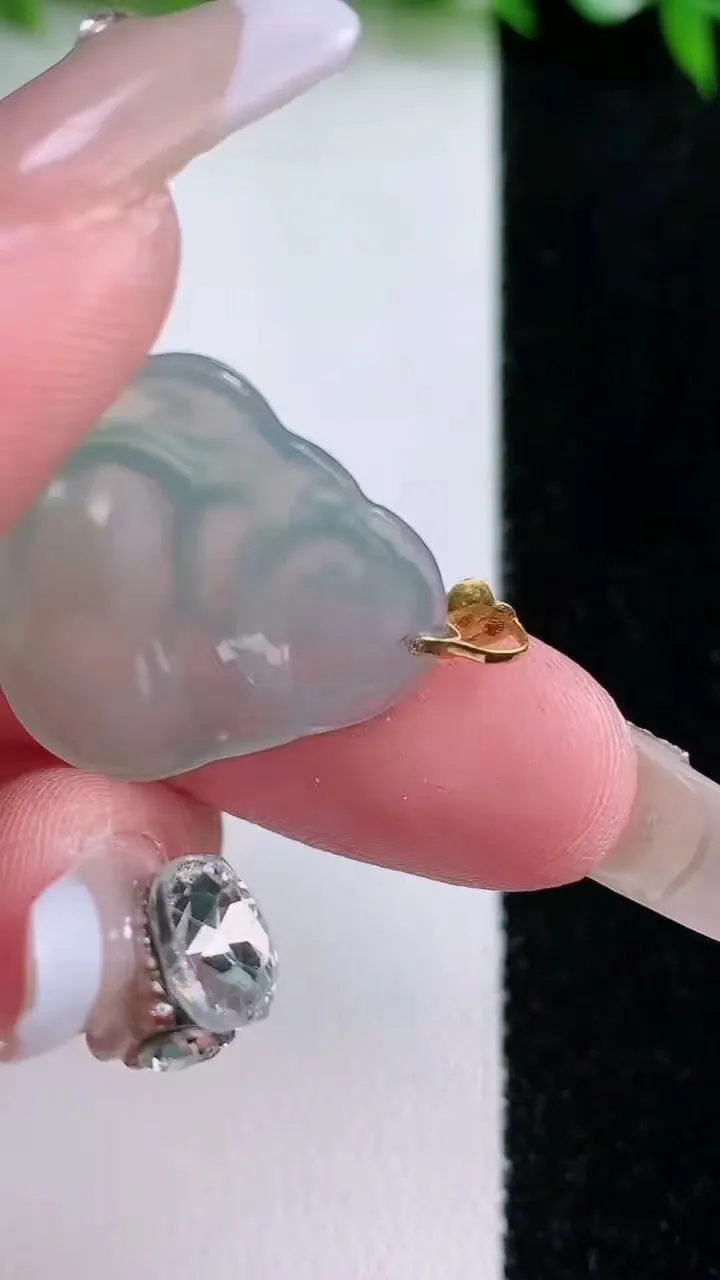 天然A货翡翠佛公吊坠，尺寸22-24.6-3.7，重量:3.65g
1月24日