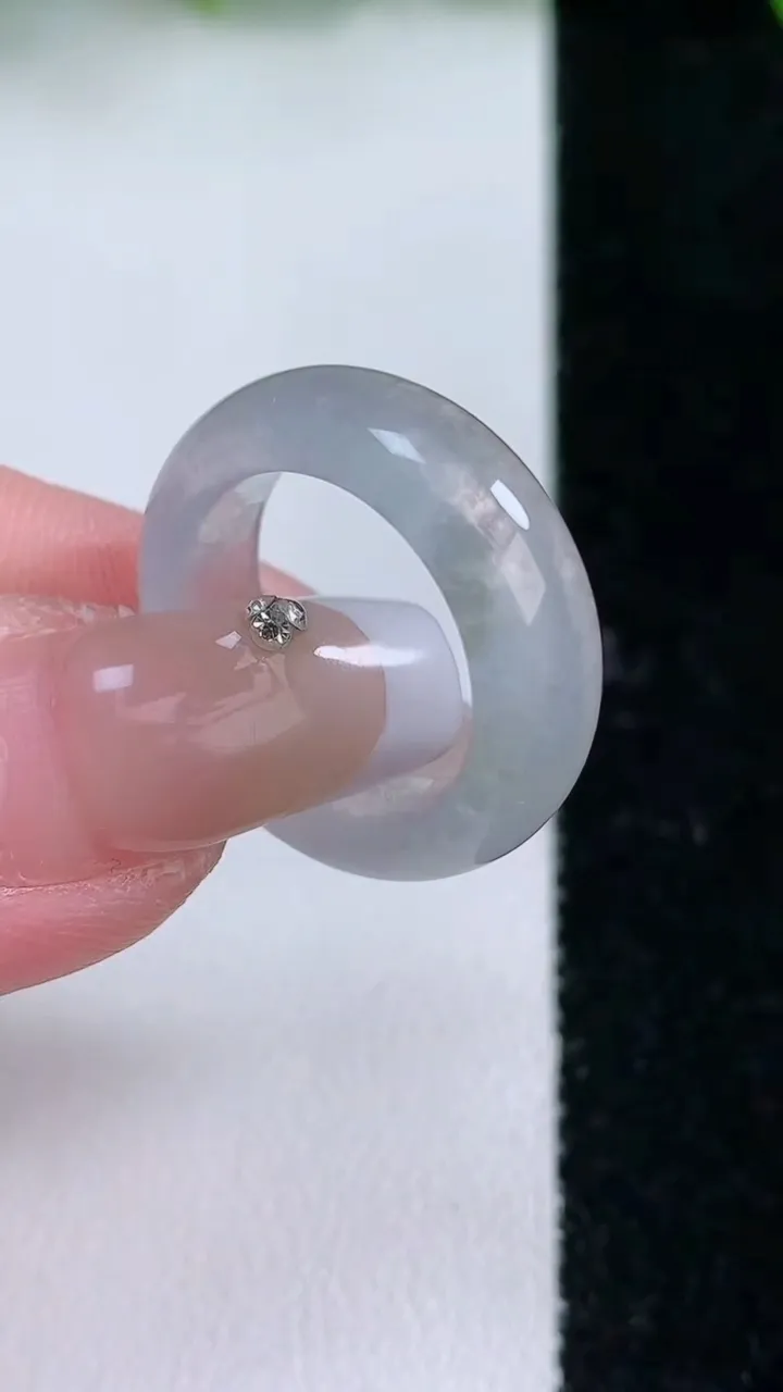 天然A货翡翠指环戒指，尺寸16.5-6.8-3.7，重量:4.68g2026年1月24日
工厂直销收藏佳品,种好水足，色泽均匀，有种有色，上手高大气！