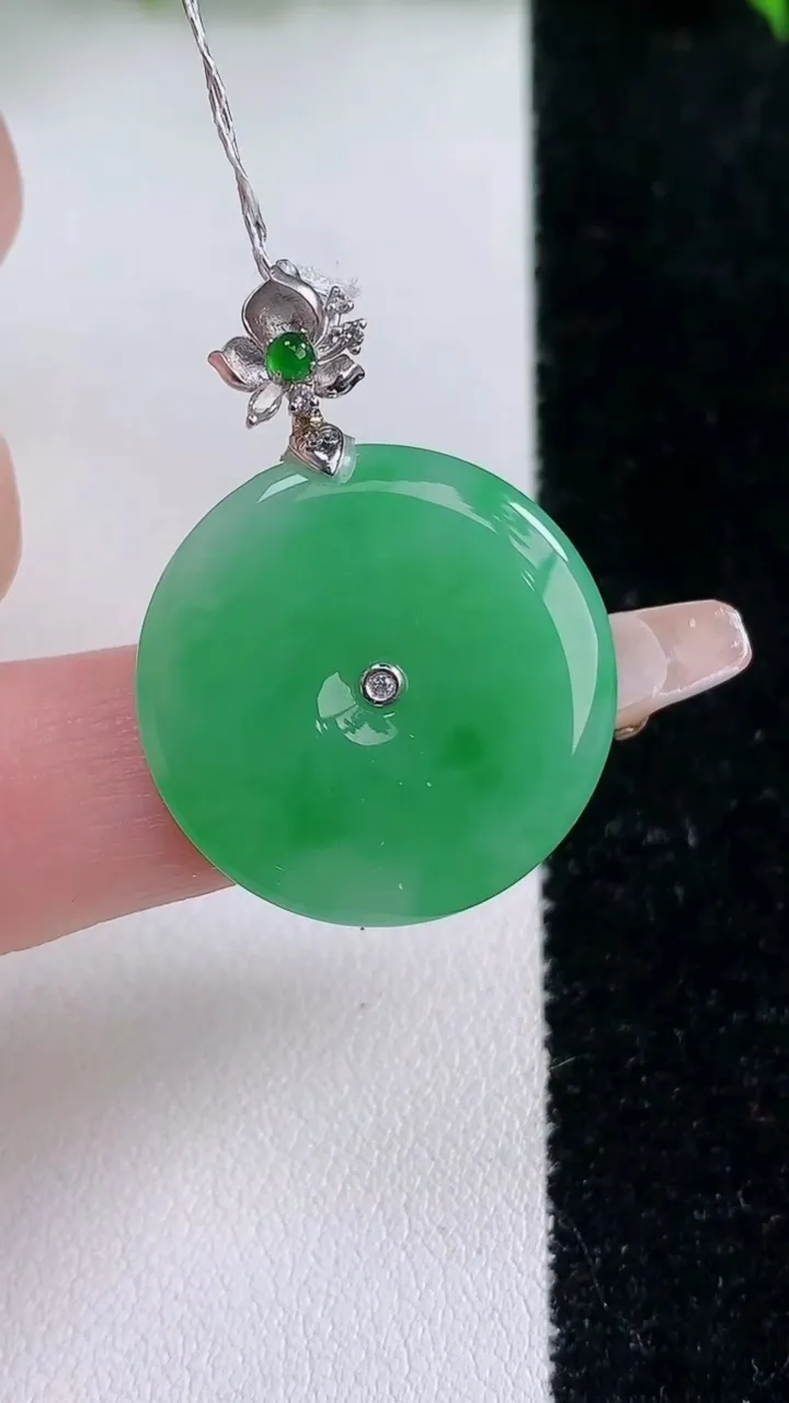 天然A货翡翠平安扣吊坠，尺寸23.4-3.6，重量:5.24g
1月24日