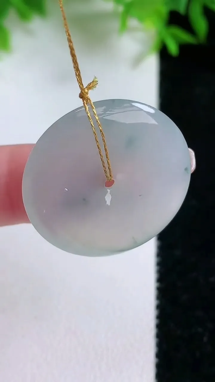 天然A货翡翠飘花平安扣吊坠，尺寸26.6-4.4，重量:10.70g
1月24日