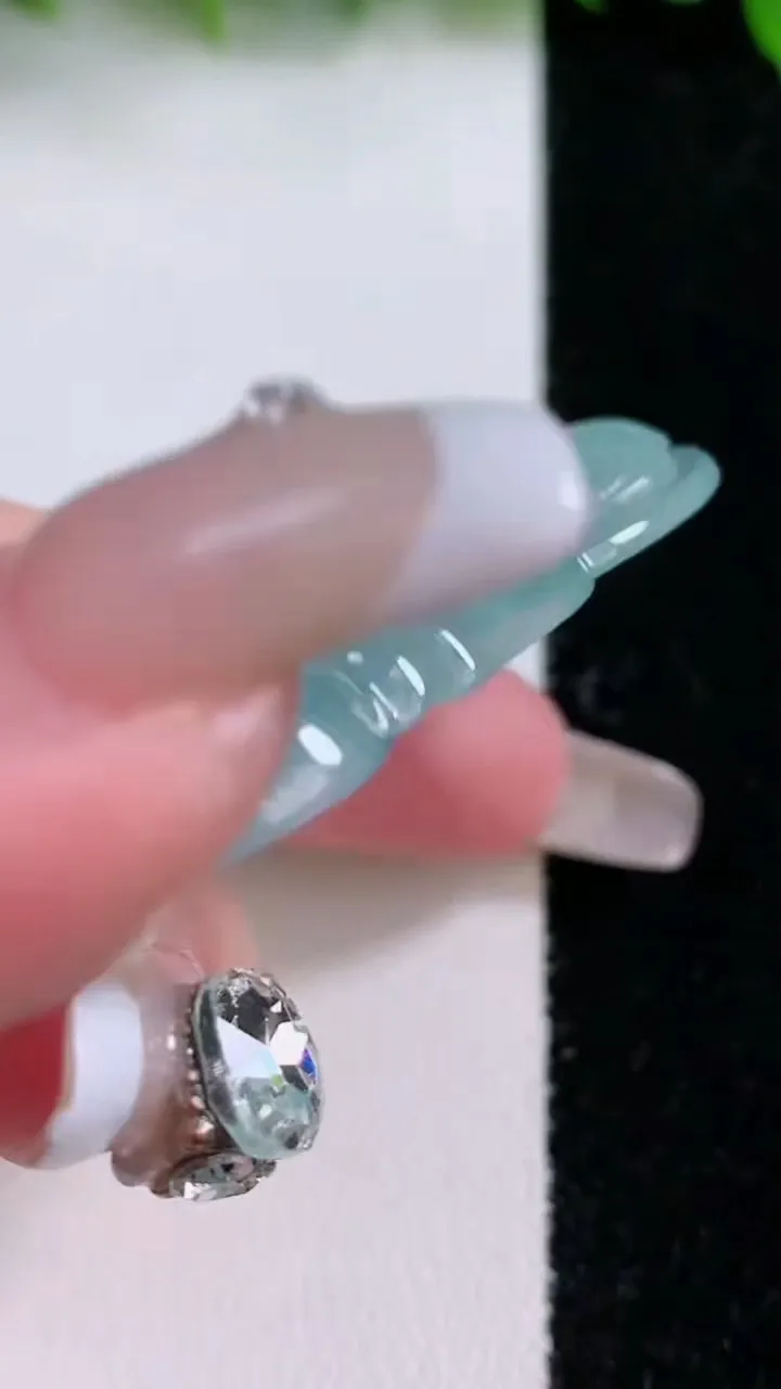 天然A货翡翠观音菩萨吊坠，尺寸56.6-40.5-5.4，重量:22.13g
1月24日