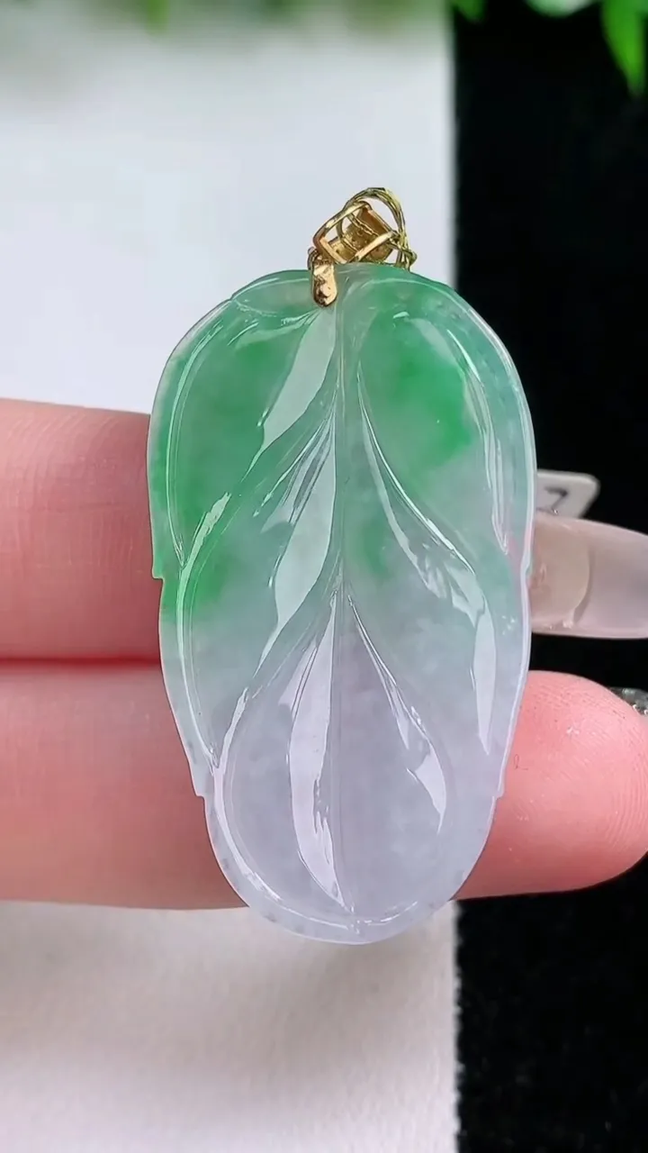 天然A货翡翠金枝玉叶 叶子吊坠，尺寸38-22.3-4.3，重量:8.05g
1月24日