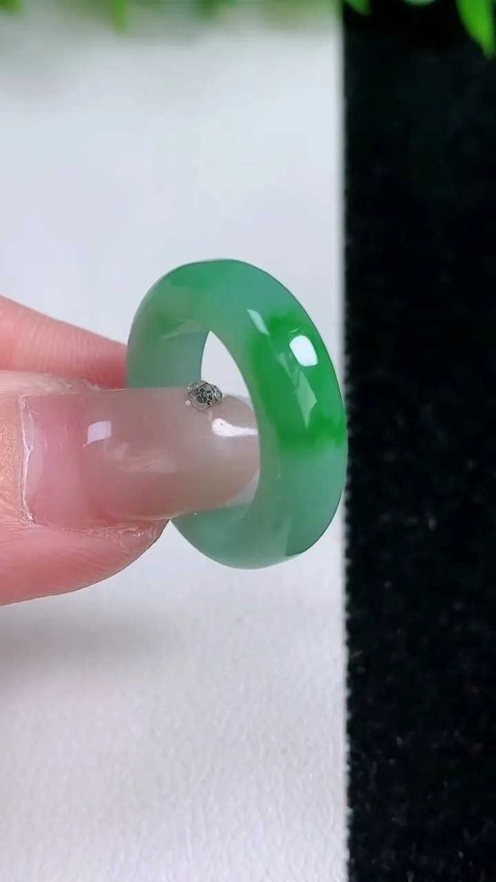 天然A货翡翠指环戒指，尺寸17-6-3.7，重量:4.51g2026年1月24日
工厂直销收藏佳品,种好水足，色泽均匀，有种有色，上手高大气！