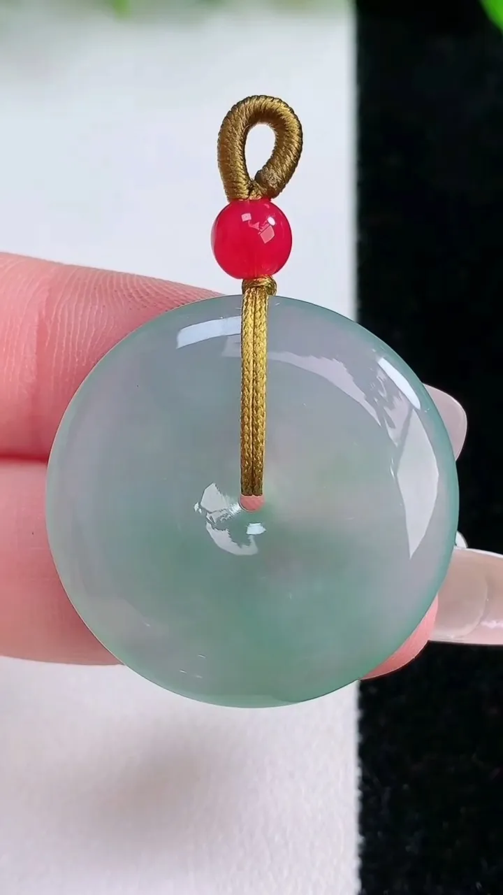 天然A货翡翠平安扣吊坠，尺寸29-4.8，重量:8.88g
1月24日