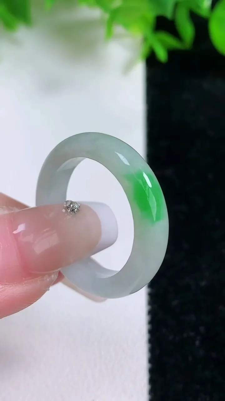 天然A货翡翠指环戒指，尺寸19.2-4.7-3.2，重量:14.24g2026年1月24日
工厂直销收藏佳品,种好水足，色泽均匀，有种有色，上手高大气！