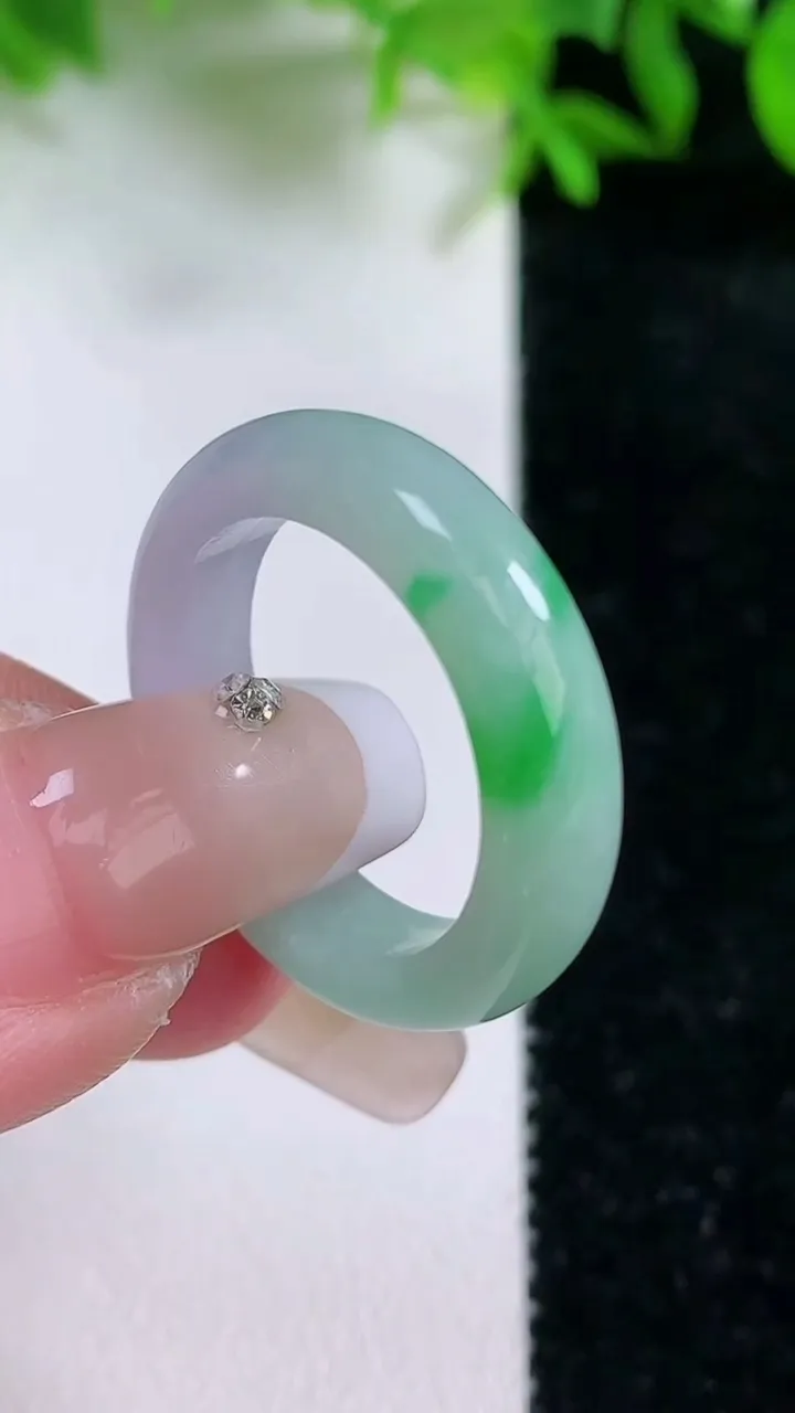 天然A货翡翠指环戒指，尺寸18.8-5-3.3，重量:4.39g2026年1月24日
工厂直销收藏佳品,种好水足，色泽均匀，有种有色，上手高大气！