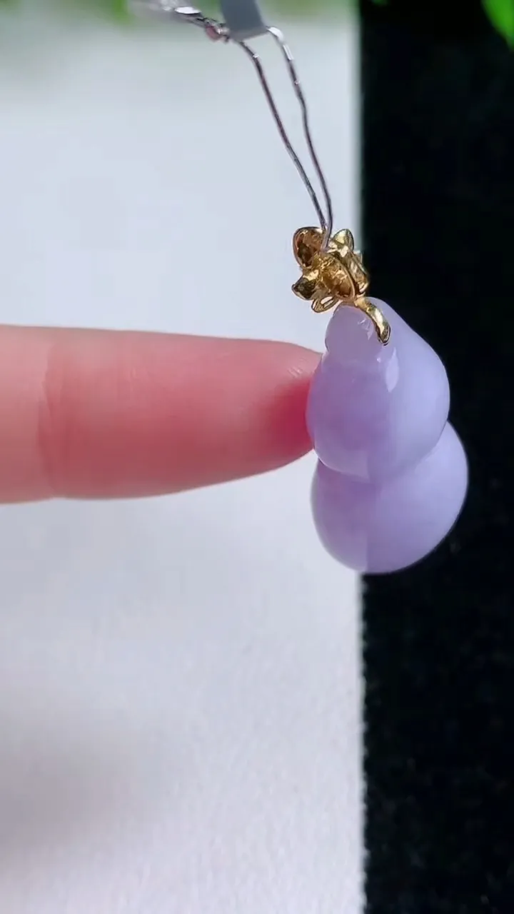 天然A货翡翠18K金紫罗兰葫芦吊坠，尺寸24.2-13.2-9，重量:5.85g
1月24日