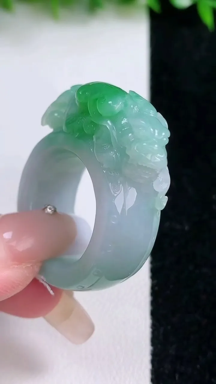 天然A货翡翠貔貅指环扳指，尺寸20.3-29.8-12-13.6，重量:23.78g2026年1月24日
工厂直销收藏佳品,种好水足，色泽均匀，有种有色，上手高大气！