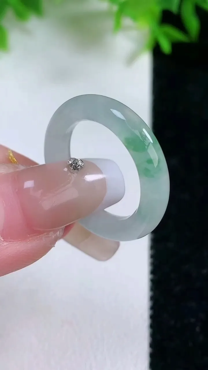 天然A货翡翠飘花指环戒指，尺寸17.3-4.6-3.7，重量:3.47g2026年1月24日
工厂直