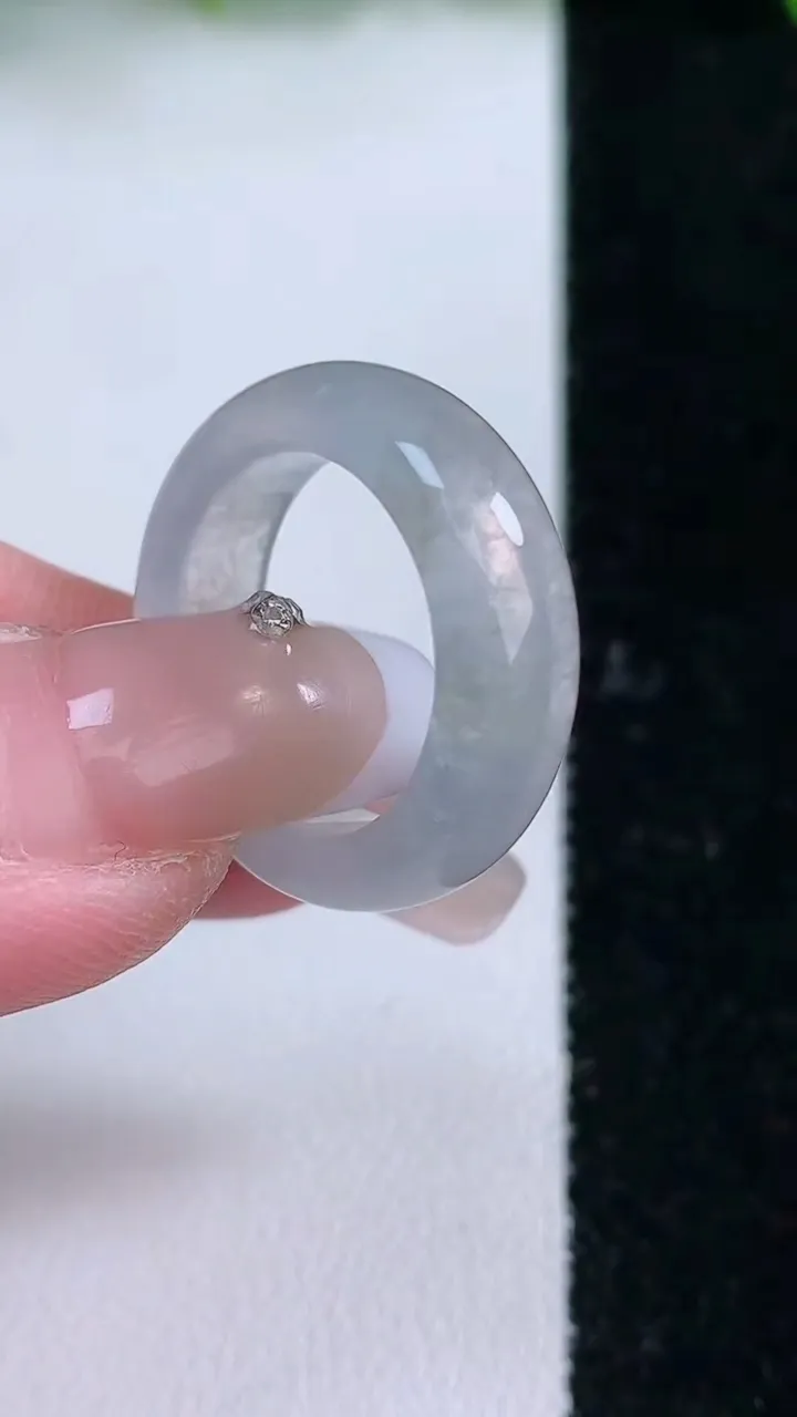 天然A货翡翠指环戒指，尺寸16.5-6.8-3.7，重量:4.68g2026年1月24日
工厂直销收藏佳品,种好水足，色泽均匀，有种有色，上手高大气！