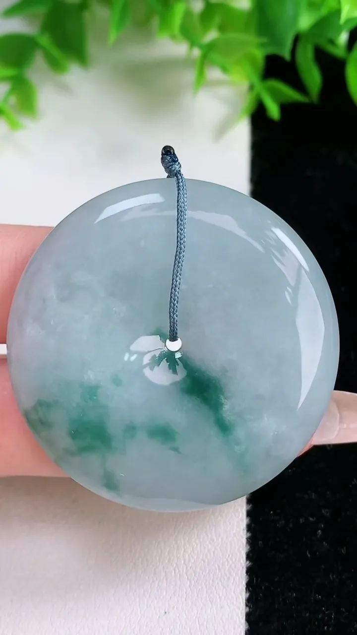 天然A货翡翠飘花平安扣吊坠，尺寸41.7-5.8，重量:22.43g
1月24日