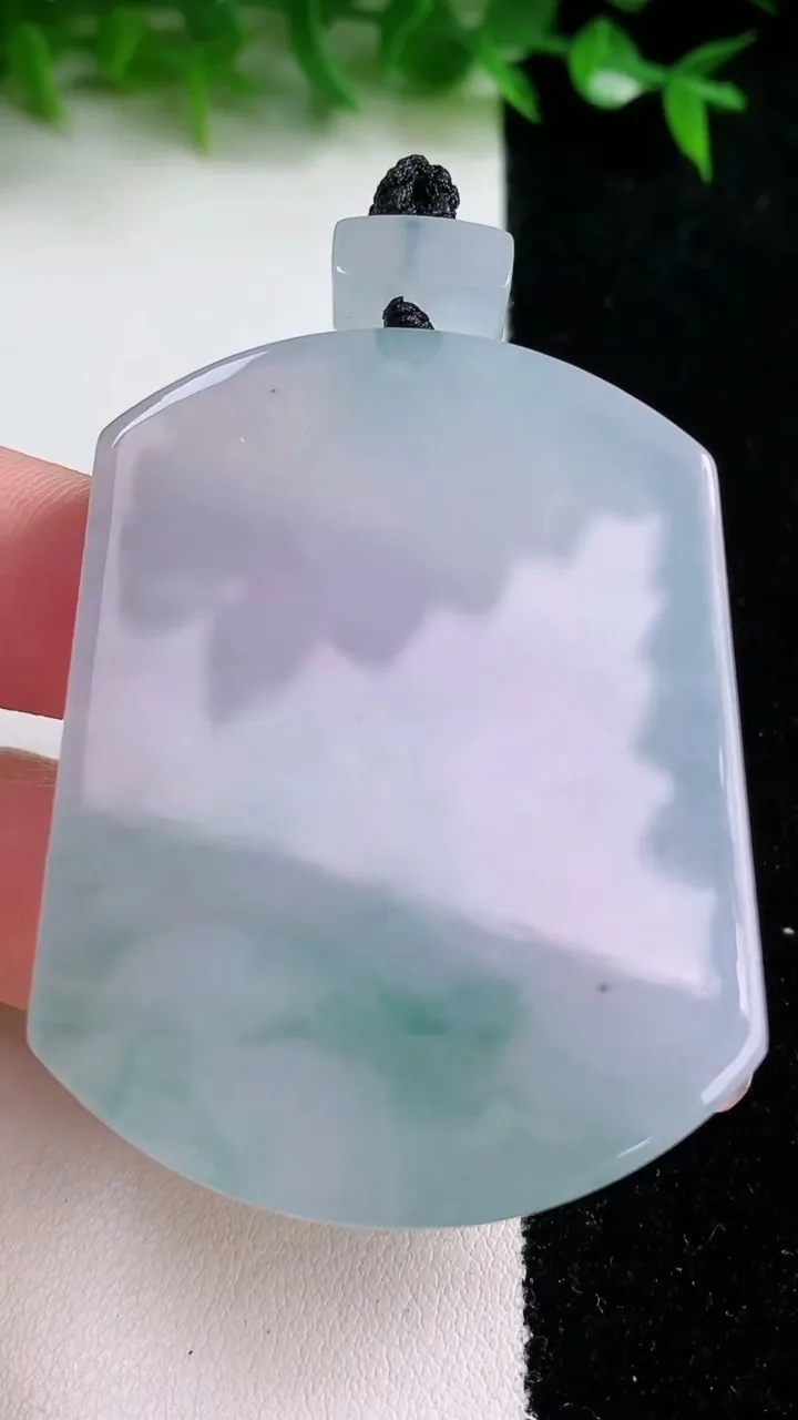 天然A货翡翠种飘花无事牌吊坠，尺寸53-40.7-5.5，重量:36.40g
1月24日