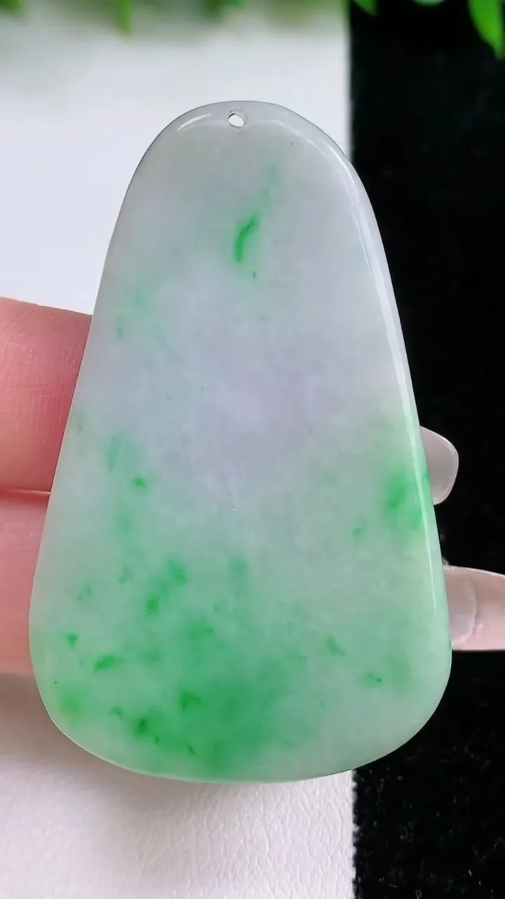 天然A货翡翠九尾狐吊坠，尺寸54.4-33.7-4.2，重量:17.27g
1月24日