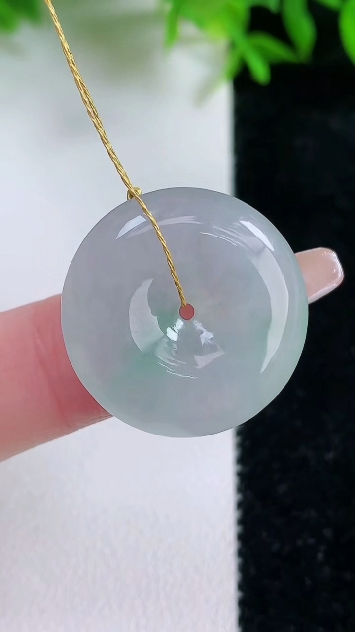 天然A货翡翠平安扣吊坠，尺寸22.6-5，重量:5.74g
1月24日