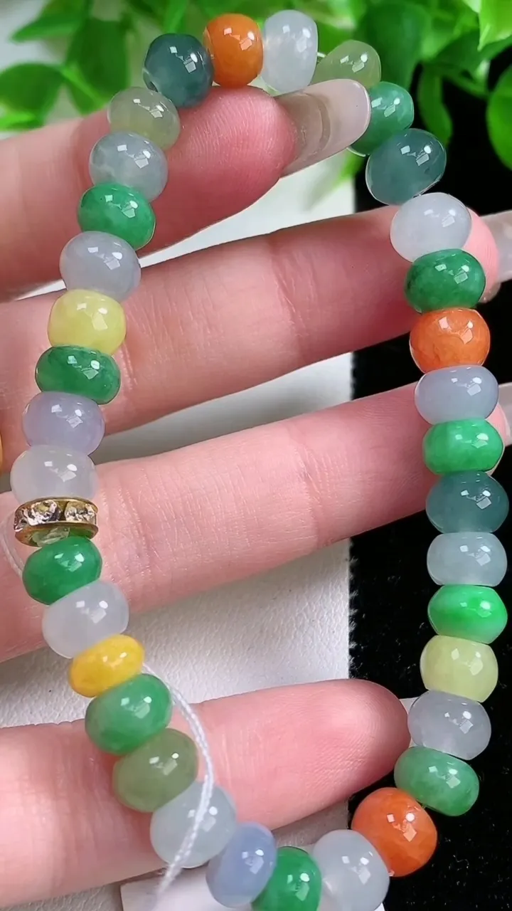 天然A货翡翠三彩算盘珠手串，尺寸8-5.8-35颗，重量:22.98g1月24日
工厂直销收藏佳品,