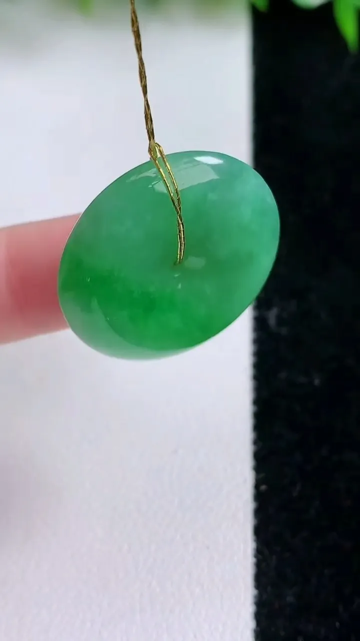 天然A货翡翠平安扣吊坠，尺寸26.5-6，重量:8.85g
1月24日