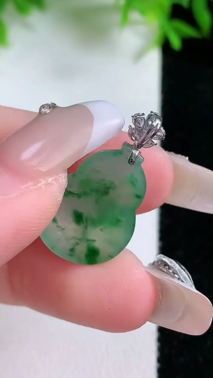 天然A货翡翠种飘花葫芦吊坠，尺寸19.6-14.8-3.8，重量:2.18g
1月24日