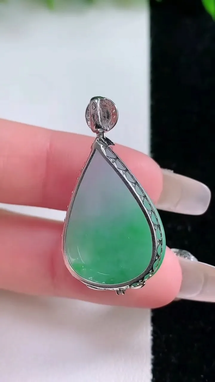 天然A货翡翠水滴吊坠，尺寸27-18-9.4，重量:7.82g
1月24日