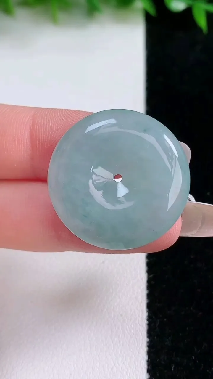 天然A货翡翠飘花平安扣吊坠，尺寸27-5.8，重量:9.80g
1月24日