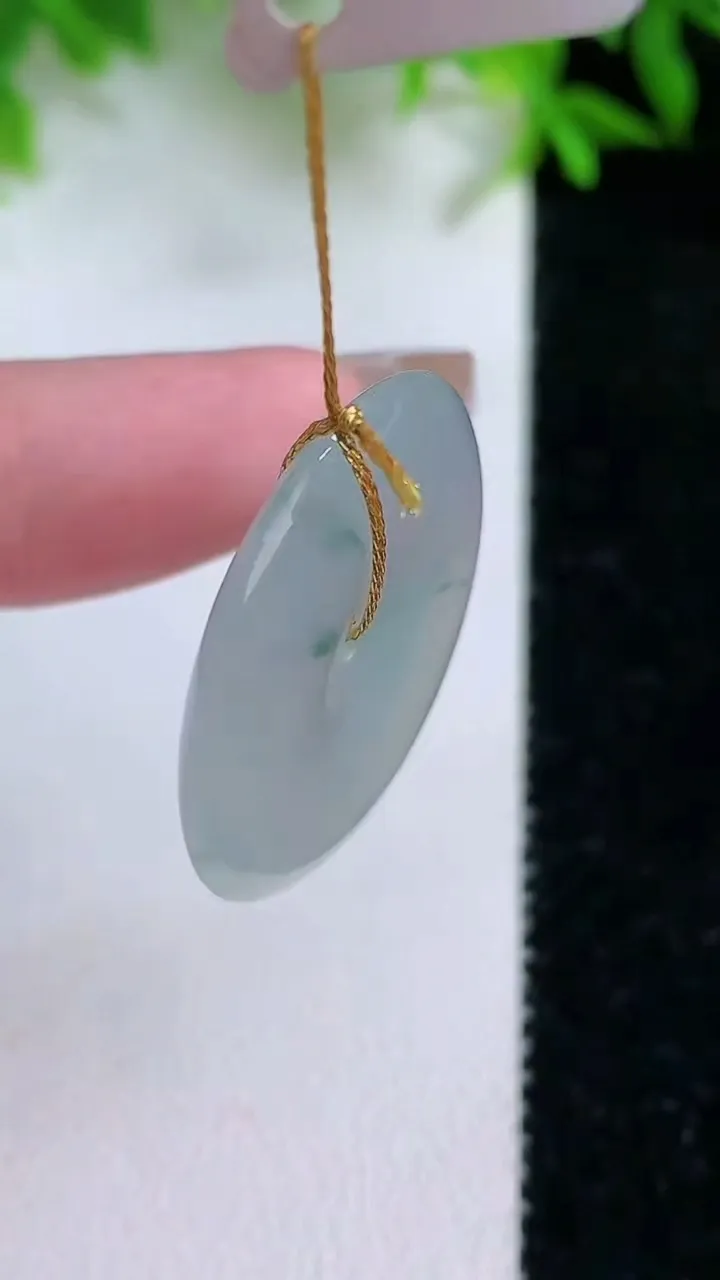 天然A货翡翠飘花平安扣吊坠，尺寸26.6-4.4，重量:10.70g
1月24日