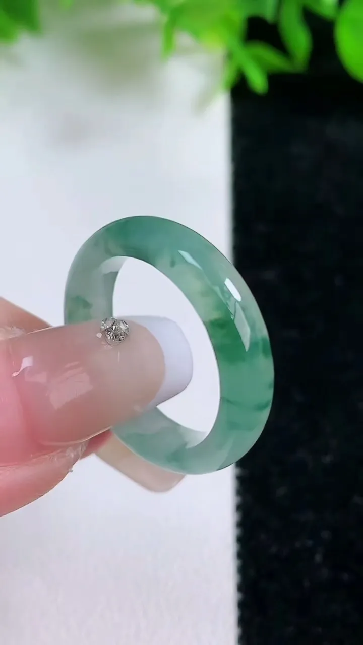 天然A货翡翠冰种飘花指环戒指，尺寸18-4.8-2.7，重量:3.35g2026年1月24日
工厂直销收藏佳品,种好水足，色泽均匀，有种有色，上手高大气！
