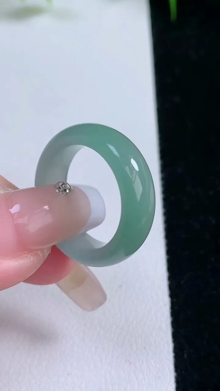 天然A货翡翠指环戒指，尺寸17.4-6.4-3.4，重量:4.94g2026年1月25日
工厂直销收藏佳品,种好水足，色泽均匀，有种有色，上手高大气！
