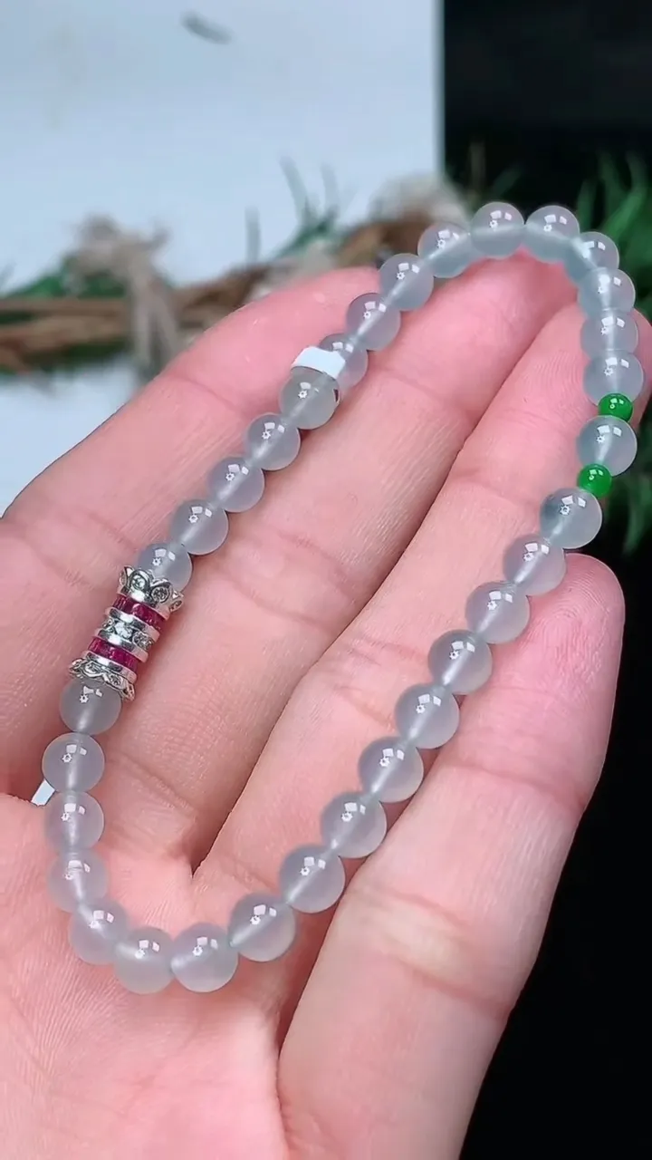 天然A货翡翠白冰圆珠手串，尺寸4.9-34颗，重量:8.10g1月25日
工厂直销收藏佳品,种好水足，色泽均匀，有种有色，上手高大气！