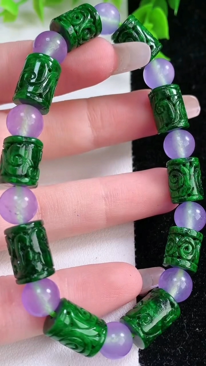 天然A货翡翠雕花路路通手串，尺寸12-8.6，重:27.19g1月25日
工厂直销收藏佳品,种好水足，色泽均匀，有种有色，上手高大气！