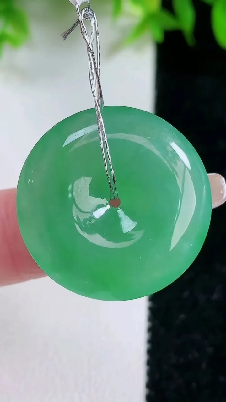 天然A货翡翠平安扣吊坠，尺寸25.2-5.7，重量:7.38g
1月25日