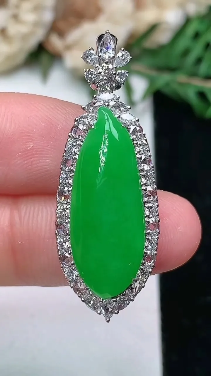 天然A货翡翠福瓜吊坠，尺寸35.8-13-8.7，裸石23.3-9，重量:4.99g
1月25日